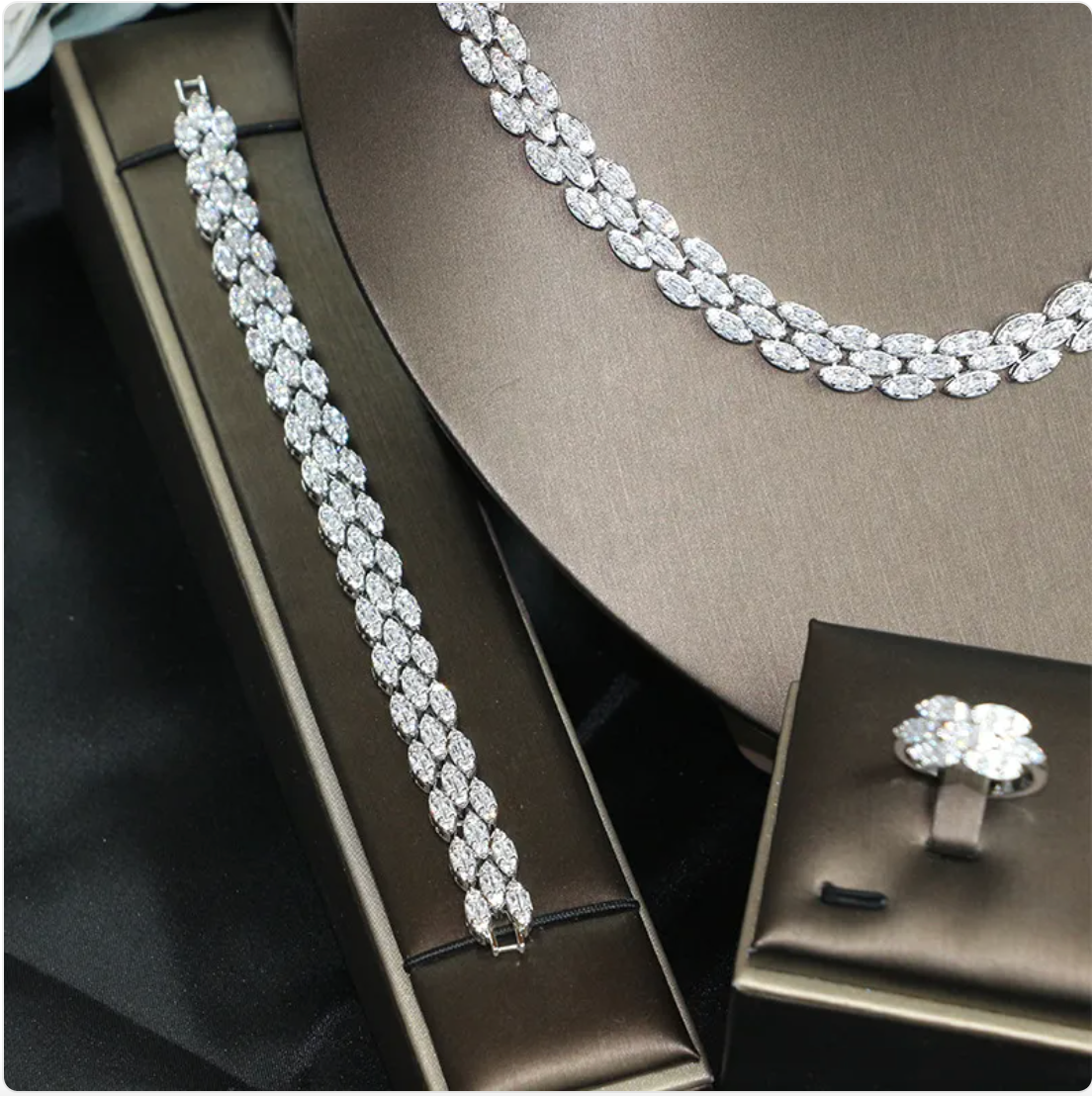 Radiant Gala Jewelry Set